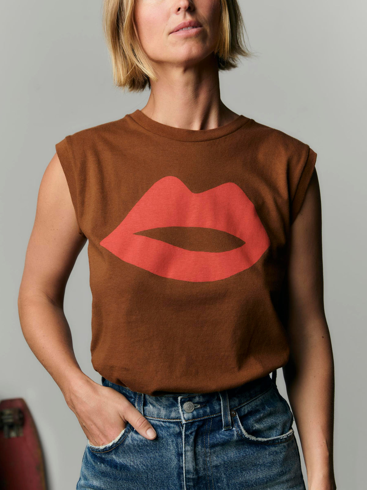 the "kiss" muscle tee