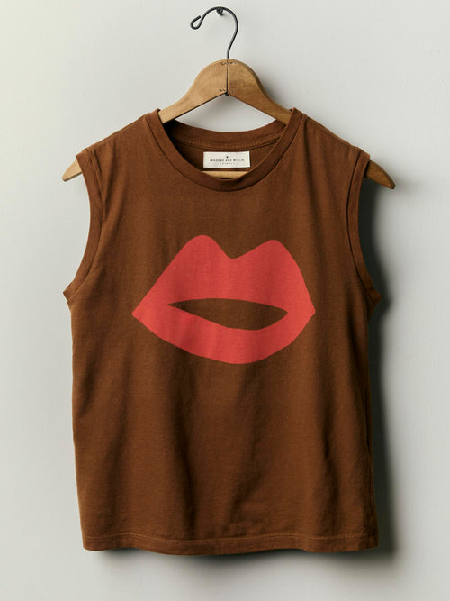 the "kiss" muscle tee